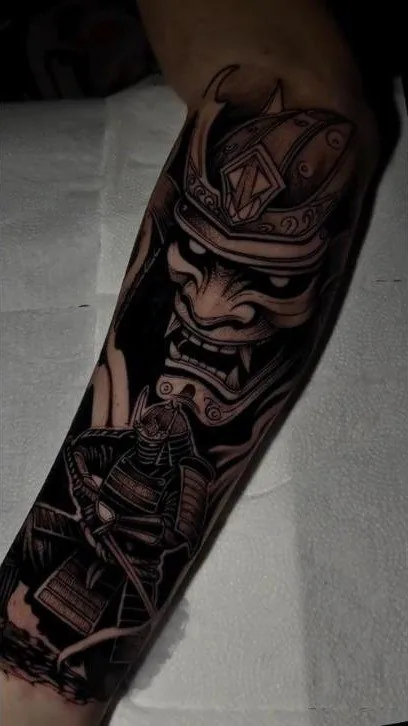 Samurai com máscara hannya em preto e cinza